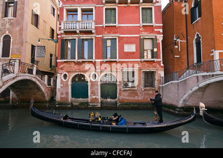 Touristen genießen eine Gondel fahren am Rio San Luca Canal - Venedig, Venezia, Italien, Europa Stockfoto