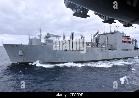 Das Militär-Sealift-Kommando-Trockenfracht-/Munitionsschiff USNS Robert E. Peary (T-AKE 5) führt auf See eine Nachschub mit dem amphibischen Sturmschiff USS Kearsarge (LHD 3) durch. Kearsarge ist im Gange und absolviert die Grundausbildung der Training Group 1.3 über Wasser. Stockfoto