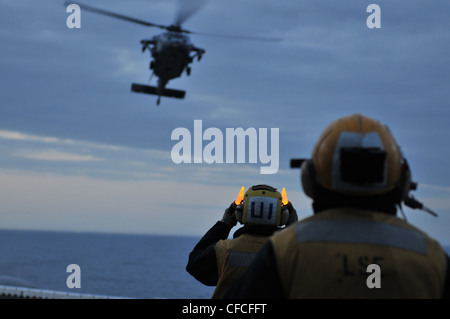 Die Flugbootsfreunde richten die Landung eines Knighthawk der MH-60ER WÄHREND des Flugbetriebs an Bord des amphibischen Sturmschiffs USS Kearsarge (LHD 3). Kearsarge ist im Gange und absolviert die Grundausbildung der Training Group 1.3 über Wasser. Stockfoto