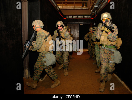 CAMP RODRIGUEZ, Republik Korea (7. März 2012) Marines, die dem 2. Platoon, Company Pacific, Fleet Anti-Terrorism Security Team (FAST) zugewiesen wurden, bewegen sich durch ein simuliertes erbeutertes Gebäude. Mehr als 50 Marines, die dem 2. Platoon zugewiesen sind, trainieren im Camp Rodriguez Live Fire Complex als Teil der SCHNELLÜBUNG 2012, um die Waffenkunst vom 27. Februar bis zum 8. März weiter zu erhalten und zu verbessern. ( Stockfoto