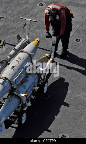 ARABISCHE SEE (6. März 2012) ein Flugzeugträger bewegt auf dem Flugdeck des Nimitz-Flugzeugträgers USS Abraham Lincoln (CVN 72) Kampfmittelbesetzung. Abraham Lincoln wird in den Zuständigkeitsbereich der 5. US-Flotte eingesetzt, um maritime Sicherheitsoperationen durchzuführen, Sicherheitskooperationen zu betreiben und Unterstützungsmissionen im Rahmen der Operation Enduring Freedom durchzuführen. Stockfoto