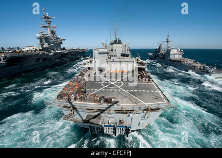 Das militärische Sealift Command-Schnellkampfschiff USNS Bridge (T-AOE 10) bereitet sich darauf vor, auf See mit dem Nimitz-Klasse Flugzeugträger USS Carl Vinson (CVN 70), links, und dem Ticonderoga-Klasse-Geschoss-Kreuzer USS Bunker Hill (CG 52) (CG 52) eine Auffüllung durchzuführen. Carl Vinson und Carrier Air Wing (CVW) 17 werden im Verantwortungsbereich der 5. US-Flotte eingesetzt. Stockfoto