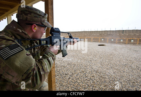 Ein Soldat aus der 1 Luft Kavallerie Brigade, 1.Kavallerie Division, einem deutschen G36 Sturmgewehr bei einer Qualifikation für die deutschen Streitkräfte Brände Abzeichen für Waffen Proficiency, auch als Schutzenschnur, 6. März bekannt. Stockfoto