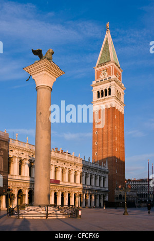 Glockenturm Campanile und geflügelten Löwen-Spalte in der Morgendämmerung in Saint Markusplatz - Venedig, Venezia, Italien, Europa Stockfoto