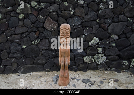 USA, Hawaii, Pu'uhonua o Hōnaunau National Historical Park. Geschnitzte Holzfigur Fronten der großen Mauer. Stockfoto