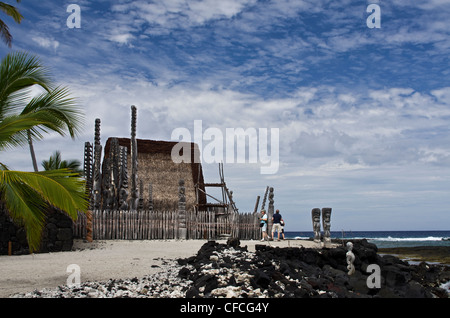 USA, Hawaii, Pu'uhonua o Hōnaunau National Historical Park. Besucher bei Hale o Keawe (Tempel). Stockfoto