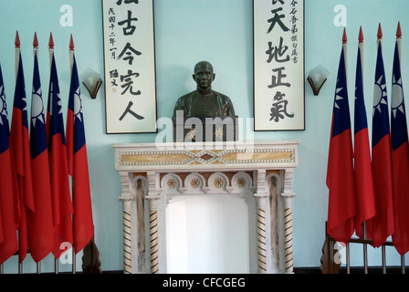 CHINA - MACAU SAR Dr Sun Yat Sen Memorial House Büste und chinesischer Nationalist (Taiwan) Fahnen Stockfoto