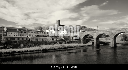 Alte Eisenbahnviadukt und Beltra River in Newport, County Mayo, Irland. Stockfoto