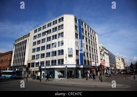 Donegall House mit der Barclays Bank Uhr Donegall Square North Belfast Nordirland UK Stockfoto