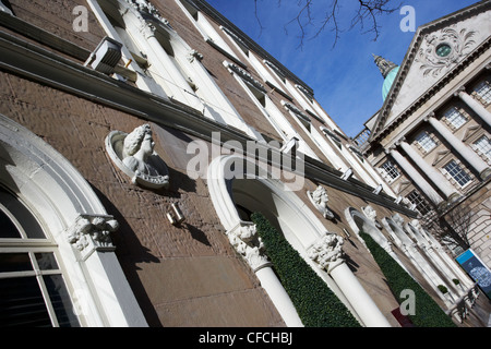 historischen Lünetten auf der Seite der Ten Square Luxus Boutique Hotel ehemaligen Leinenweberei in Linenhall Straße Belfast Stockfoto