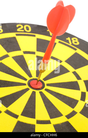 ein Pfeil auf einer Dartscheibe, Erfolgskonzept Stockfoto