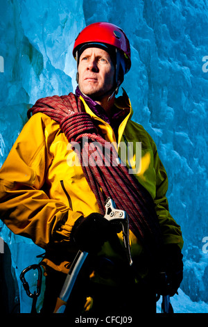 Eis-Kletterer und Bergsteiger posiert für ein Porträt bei versteckten Wasserfällen. Stockfoto