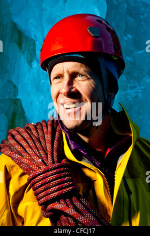 Eis-Kletterer und Bergsteiger posiert für ein Porträt bei versteckten Wasserfällen. Stockfoto