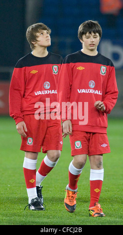 Edward (links) und Tommy Speed, Söhne des verstorbenen Wales Fußball Manager Gary abgebildet an seinem Denkmal Spiel in Cardiff. Stockfoto