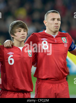 Edward Speed - Sohn des ehemaligen Wales Manager Gary Speed mit Wales Fußball abgebildet Kapitän Craig Bellamy. Stockfoto