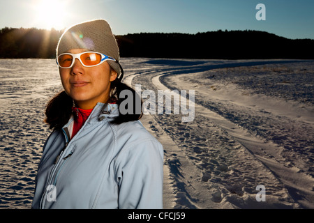 eine japanisch-amerikanische Frau hat ihr Porträt nach dem laufen auf einer verschneiten Straße in Custer State, South Dakota. Stockfoto