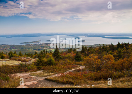 Ansicht von Bar Harbor von Cadillac Mountain, auf Mount Desert Island, Maine. Stockfoto