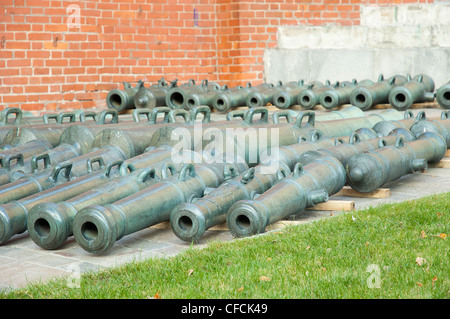 Reihe von alten Kanonen in der Nähe von Arsenal. Kremlin. Moskau. Russland Stockfoto