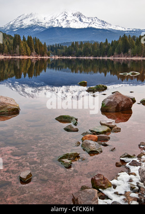 Einen dramatischen Blick auf Mount Shasta von Siskiyou Lake in Kalifornien. Stockfoto