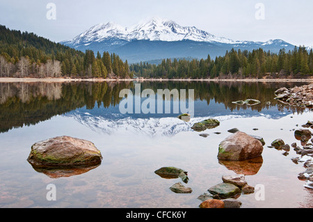 Einen dramatischen Blick auf Mount Shasta von Siskiyou Lake in Kalifornien. Stockfoto