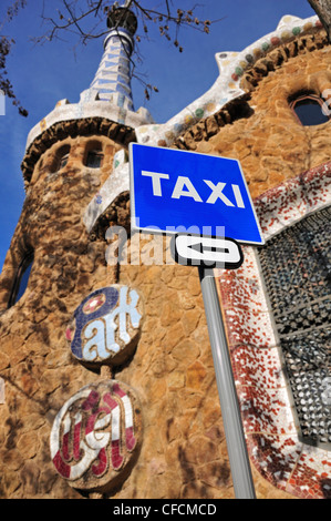 Barcelona, Spanien. Park Güell (Antoni Gaudi, 1914) Taxi-Schild draußen Eingangstor Stockfoto