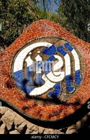 Barcelona, Spanien. Park Güell (Antoni Gaudi, 1914) gekachelt Mosaik Name Wandmontage außerhalb Stockfoto