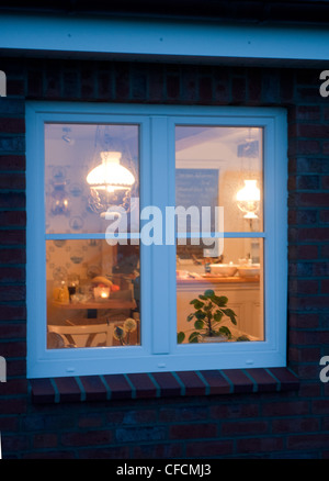 Früh morgens in die Hallig Langeneß, Blick durch das Fenster des Hotel Anker Hörn in der gemütlichen Essecke Stockfoto