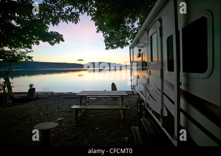 Ein Wohnmobil bei Sonnenuntergang spiegelt die letzten Strahlen des Lichts über Rebecca Spit auf Quadra Island, Britisch-Kolumbien, Kanada. Stockfoto