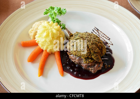 Wildbraten mit Preiselbeeren Sause, Kräuter- und vegetales Stockfoto