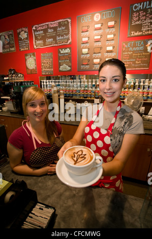 Zwei junge Barista Schaufenster spät "design-Schaum Stockfoto