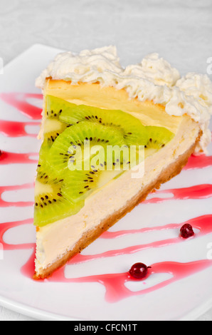 Kiwi lecker Kuchen hautnah auf Platte Stockfoto