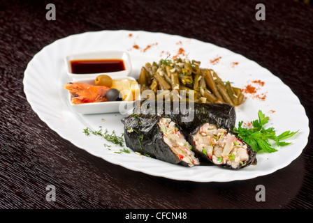 Souffle von Filet vom Zander, Garnelen, Krebsfleisch, Kokosnuss und Lauch eingewickelt in Nori garniert mit grünen Bohnen Stockfoto