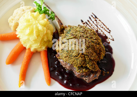 Wildbraten mit Preiselbeeren Sause, Kräuter- und vegetales Stockfoto