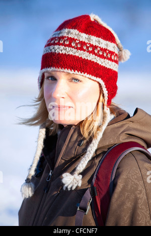 Porträt einer Frau mit einer Haube an einem kalten Wintertag. Winnipeg, Manitoba, Kanada. Stockfoto