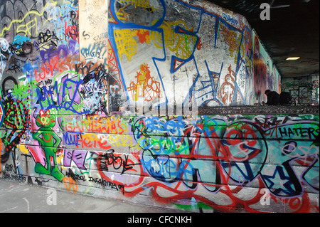 Graffiti im Bereich widmet sich dem Zweck unter der South Bank Centre, London Stockfoto