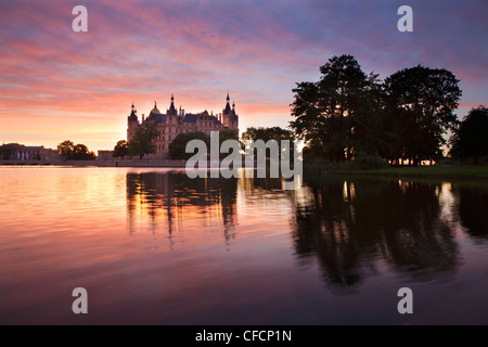 Schweriner Schloss am Schweriner See im Sonnenuntergang, Landesmuseum im Hintergrund, Schwerin, Mecklenburg Vorpommern, Deutschland Stockfoto