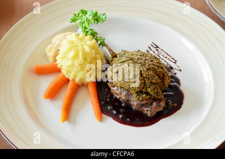 Wildbraten mit Preiselbeeren Sause, Kräuter- und vegetales Stockfoto