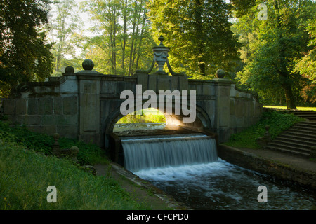 Steinbrücke im Palast Gärten, Schloss Ludwigslust, Ludwigslust, Mecklenburg-Vorpommern, Deutschland Stockfoto