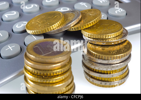 Taschenrechner und Euro-Münzen Stockfoto