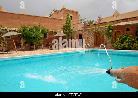 Pool im Hotel Auberge Kasbah du Jardin bei Ait Benhaddou, Ait Benhaddou, Atlas-Gebirge, südlich des hohen Atlas, Marokko, Afric Stockfoto