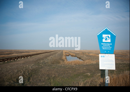 Zeichen für den Nationalpark deutsches Wattenmeer, auch zum UNESCO-Weltkulturerbe. am Ende der kleinen Spurweite Gleisen errichtet Stockfoto