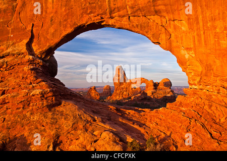 Turret Arch durch North Fensterbogen, Arches-Nationalpark, Utah, Vereinigte Staaten von Amerika Stockfoto