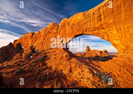 Turret Arch durch North Fensterbogen, Arches-Nationalpark, Utah, Vereinigte Staaten von Amerika Stockfoto