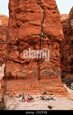 Familie Klettern, Arches-Nationalpark, Utah, Vereinigte Staaten von Amerika Stockfoto