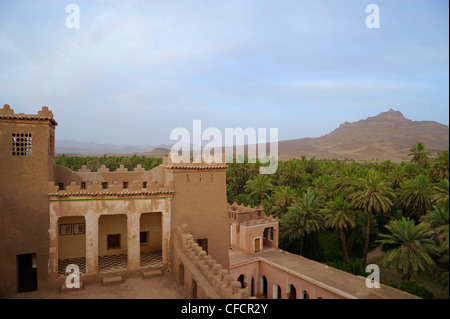 Palmerie und Kasbah Asslim in Agdz, Blick vom Dach auf die Wüstenberge Draa südlich von hoher Atlas, Marokko, Afri Stockfoto