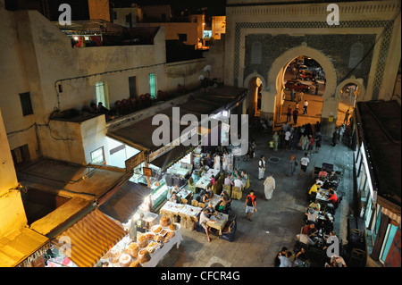 Blick in die Medina hinter Bab Boujeloud, Altstadt mit Restaurants und Ständen, Fes, Marokko, Afrika-Markt Stockfoto