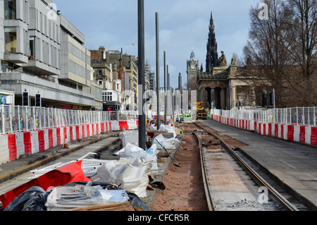 Princes Street in Edinburgh für die Verlegung von Straßenbahngleisen geschlossen. Stockfoto