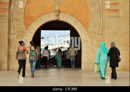 Marokkanische Frauen gekleidet in moderner Kleidung und traditionelle Kleidung vor dem Tor nach Medina, Rabat, Marokko Stockfoto