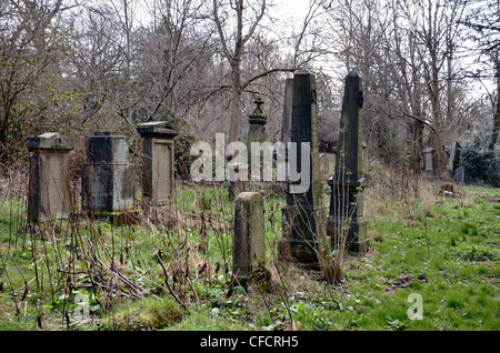 Ein überwuchert und verfallene viktorianische Friedhof in Edinburgh, Schottland. Stockfoto