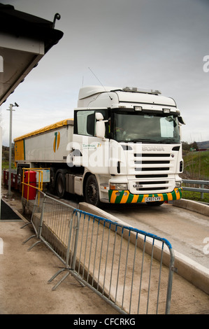 Ein LKW auf der Waage-Briudge am Asphalt-prozentige Steinbruch, Minffordd in der Nähe von Porthmadg Wales UK Stockfoto